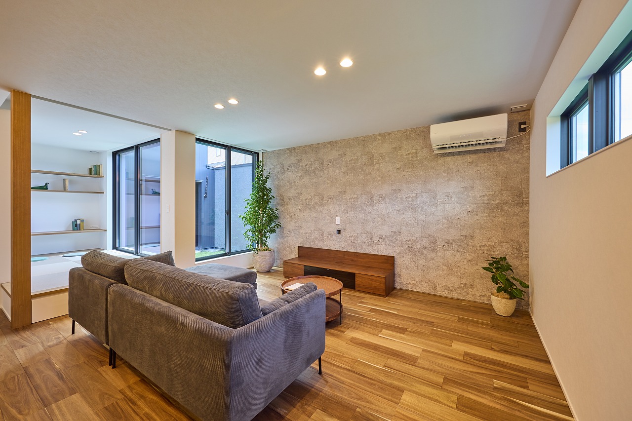 木目調の下がり天井が空間を彩るモダンキッチン